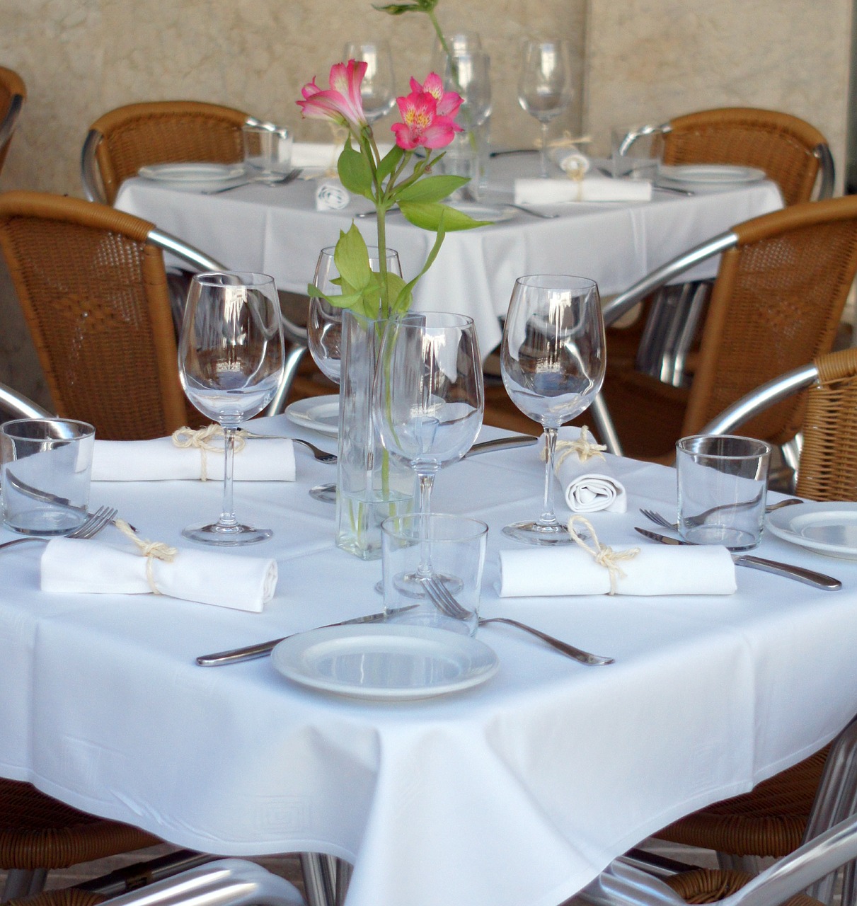 Najpiękniejszy stół do jadalni – stoły lakierowane i szklane