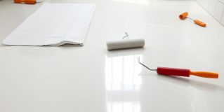 Czy i kiedy gruntowanie podłogi w łazience przed hydroizolacją wpływa na trwałość i szczelność ochrony?