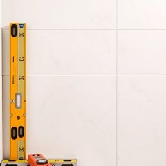 Jak skutecznie wyrównać ściany w łazience pod płytki, by uniknąć problemów z fugami i docinkami