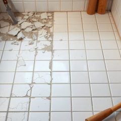 Czy zawsze trzeba skuć stare płytki przed położeniem nowych – kiedy warto, a kiedy lepiej zostawić podłoże?