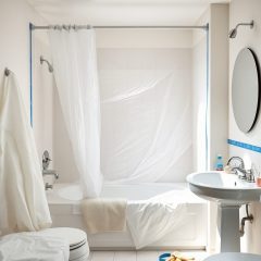 Jak skutecznie zabezpieczyć mieszkanie przed remontem łazienki, by uniknąć pyłu i uszkodzeń wyposażenia