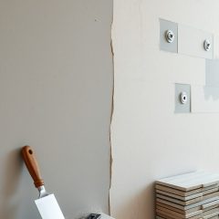 Tynk czy płyta gipsowo-kartonowa w łazience pod płytki: trwałość, montaż i najczęstsze wyzwania