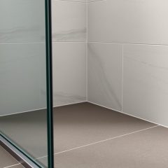 Prysznic walk in bez brodzika: typowe błędy montażu i jak zapobiegać chlapiącej wodzie oraz stojącej posadzce