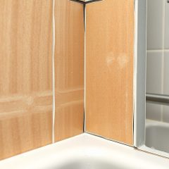 Czy płyty gipsowo-kartonowe w łazience wymagają hydroizolacji i kiedy wodoodporność to za mało