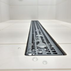 Uszczelnienie odpływu liniowego w łazience walk-in: jak uniknąć wilgoci i problemów po montażu