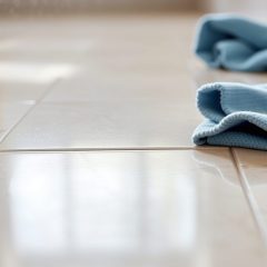 Pierwsze mycie płytek po remoncie: jak skutecznie usunąć pył i resztki bez ryzyka uszkodzeń