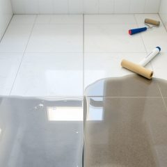 Hydroizolacja podłogi w łazience: kiedy pełne zabezpieczenie jest konieczne, a częściowe może zawieść