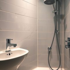 Co dokładnie sprawdzić przed odbiorem remontu łazienki, by uniknąć ukrytych usterek i problemów technicznych