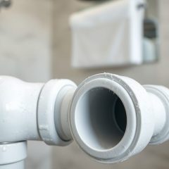 Jak skutecznie uszczelnić przejścia rur w łazience, by uniknąć mikroszczelin i wilgoci